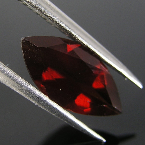 Broušený granát Almandin, 1,80 ct., 11,9x6x3,7 mm