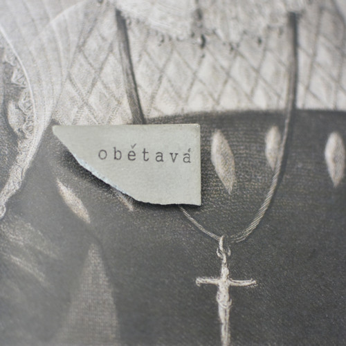 Betonová brož “obětavá” — foto 1