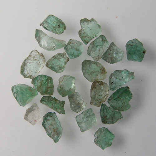 Zlomky modrozeleného Apatitu, 10+ ct., cca.4-7 mm