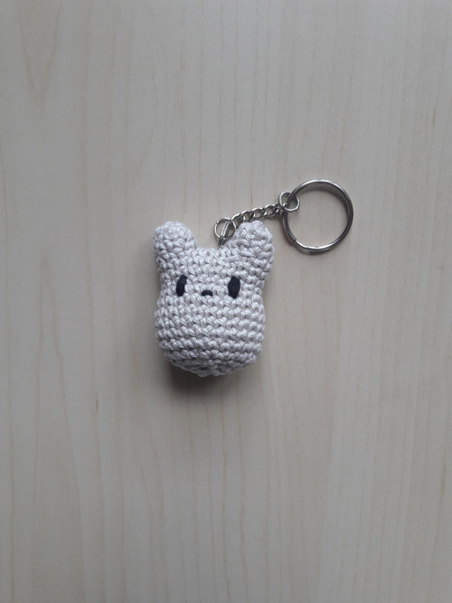 Háčkovaný přívěsek na klíče