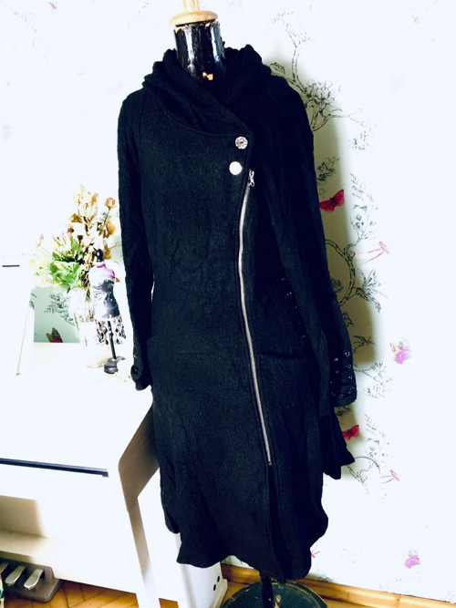 Kabát black extravagant se šněrováním — foto 1