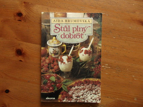 Stůl plný dobrot — foto 1