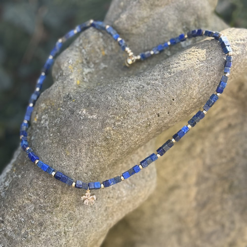Krátký, jemný náhrdelník z lapisu lazuli