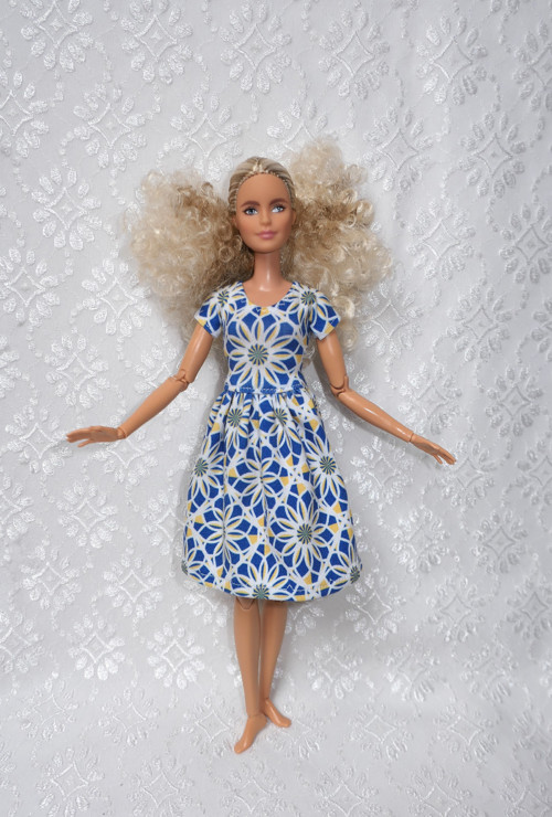 Úpletové šaty pro Barbie — foto 1