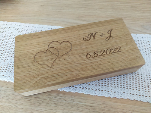 Krabička na peníze se srdíčky iniciálami a s datem