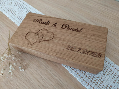 Krabička na peníze se srdíčky jmény a datem