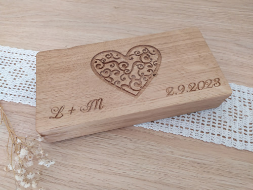Krabička na peníze-ornament srdíčko-iniciály a dat