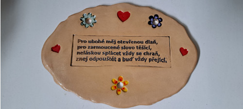 Cedule "Pro ubohé měj otevřenou dlaň"
