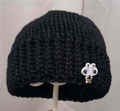 Černá čepice s knoflíkem