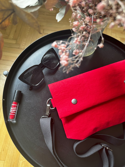 Papírová crossbody // red lipstick