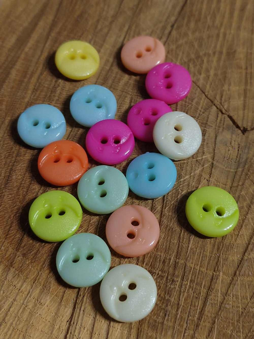 Knoflík s motivem měsíce mix barev 10 ks