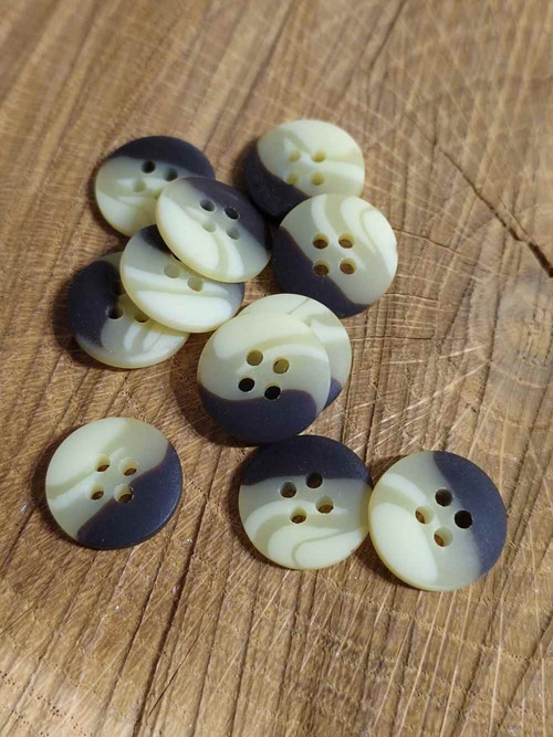 Knoflík malý čtyřdírkový hnědo béžový