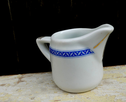 Malá porcelánová mléčenka