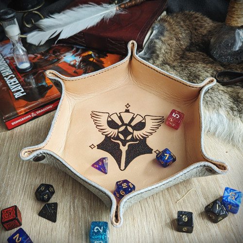 Kožený dicetray s vypalováním "Cleric"