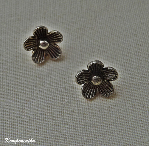 Kovový přívěsek kytička 6x7mm 1kus