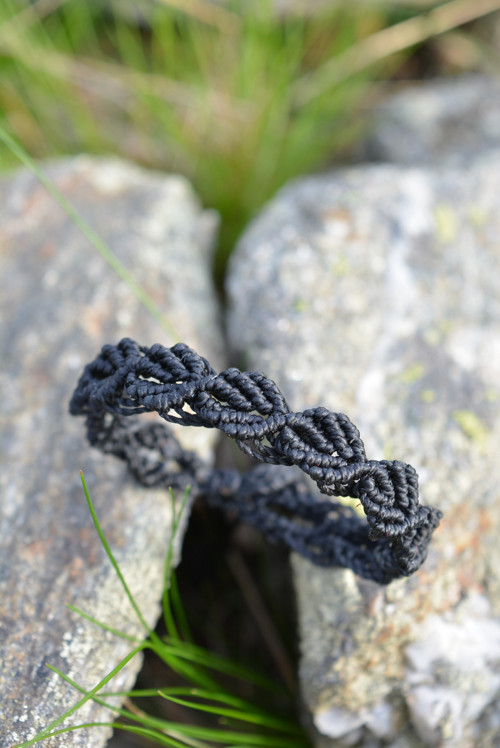 Lístkový macramé/drhaný náramek - černý