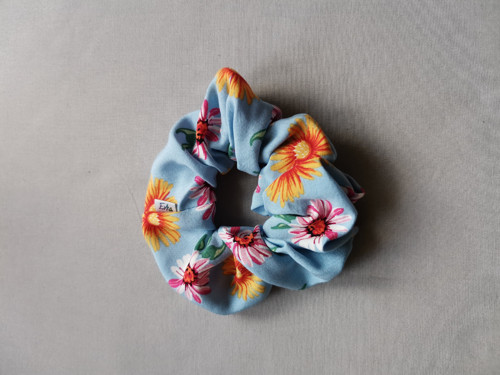 Gumička scrunchie - modrá s květy I. — foto 1