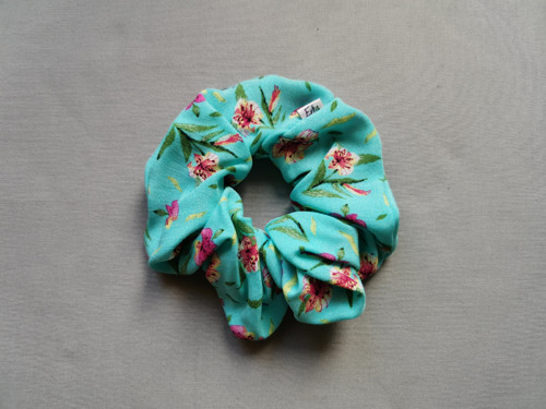 Gumička scrunchie - modrá s květy II.