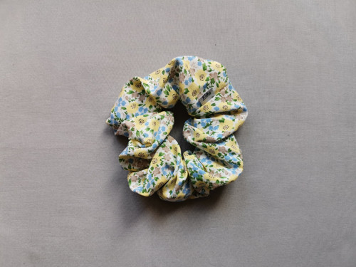 Gumička scrunchie - žlutomodré kvítí