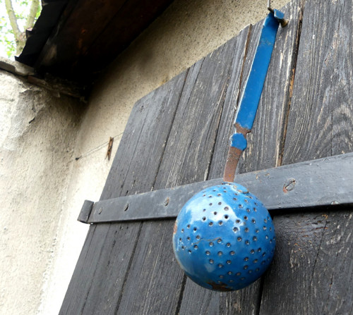 Modrý smaltovaný šufánek, cedník