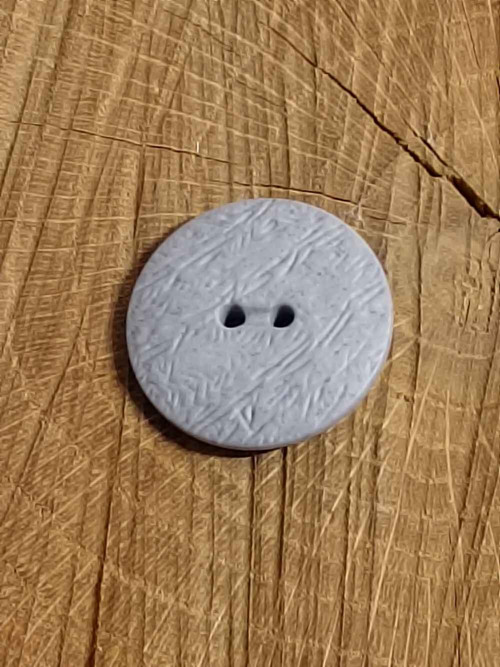 Knoflík větší dvoudírkový barva šedá světlá