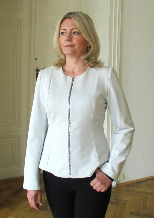 Elegantní bílé sako s jemným tečkovaným vzorem