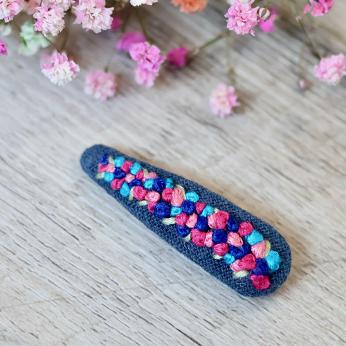 Lněná vyšívaná sponka pukačka - navy