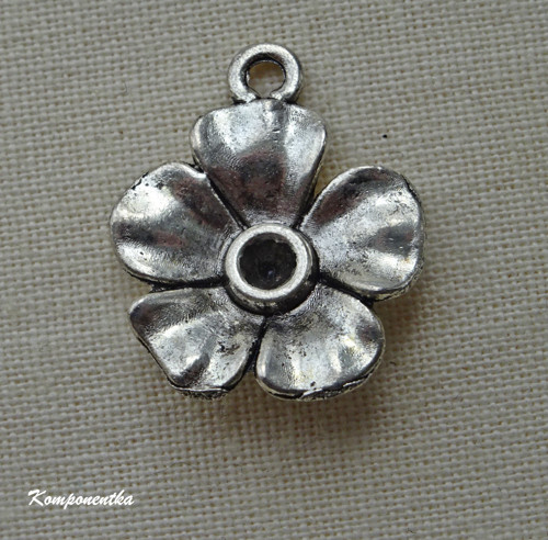 Kovový přívěsek kytička 19x16mm 1kus