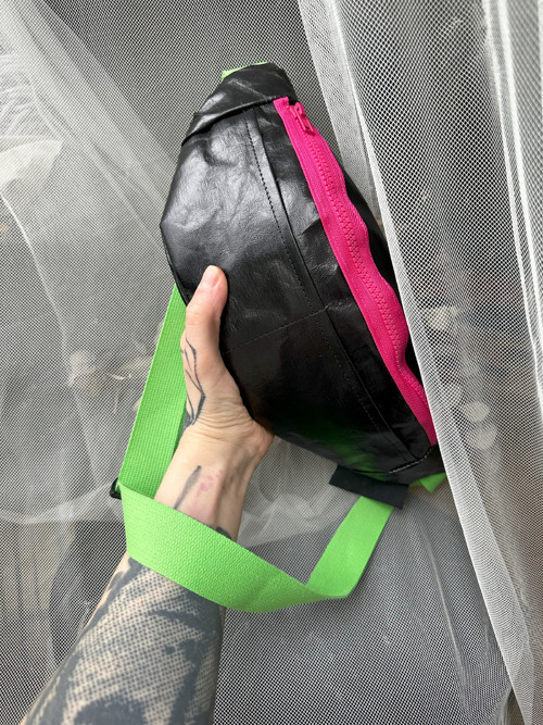 Papírová ledvinka // black shiny neon — foto 1