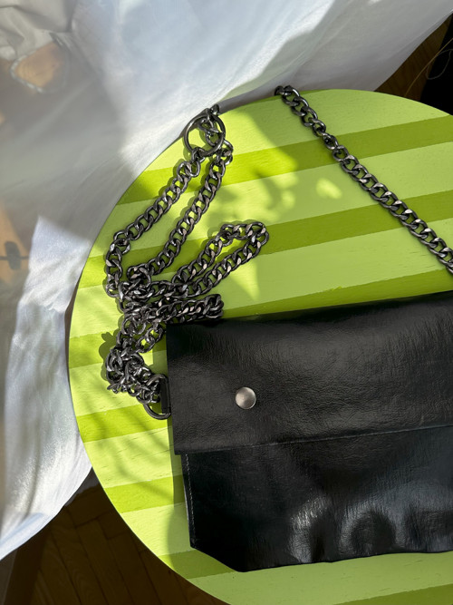 Papírová crossbody // black shiny chain