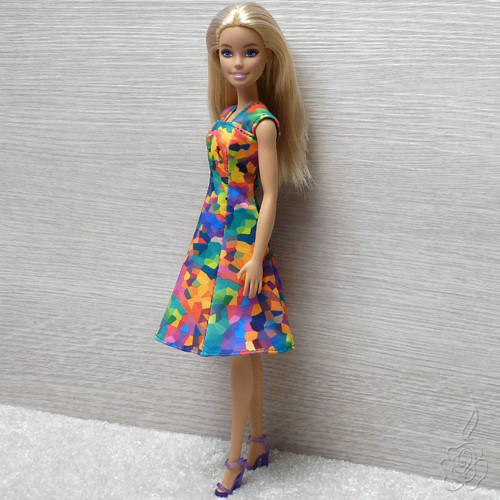 Barevné šatičky pro Barbie
