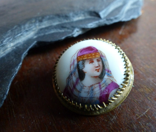 Půvabná... brož, ruční malba na porcelánu