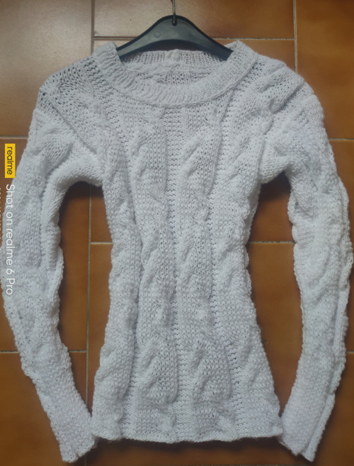 HEBKÝ, BÍLÝ, PLASTICKÝ SVETŘÍK (ručně pletený)