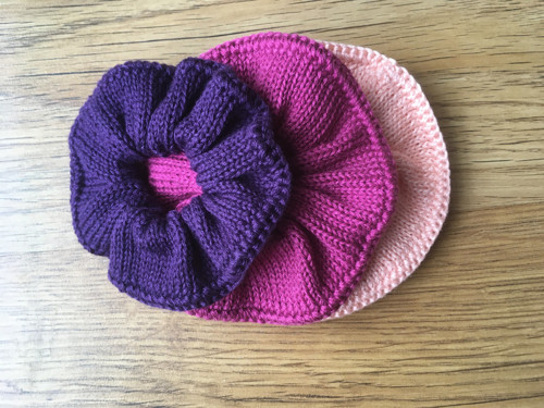 Pletená scrunchie gumička-fialová — foto 1