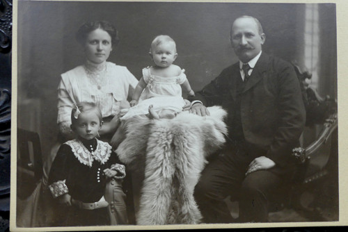 S nejmladší...kabinetní fotografie Chudoba, Vsetín