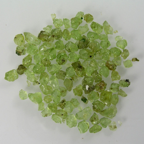 Surový Olivín-Peridot, 30,55 ct., cca. 1-6 mm