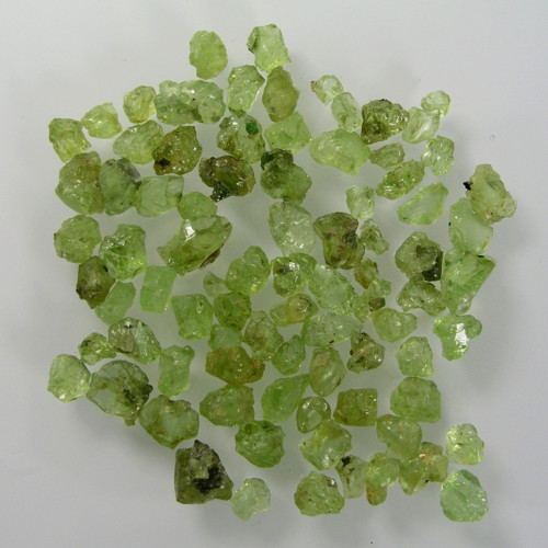 Surový Olivín-Peridot, 30,39 ct., cca. 1-6 mm