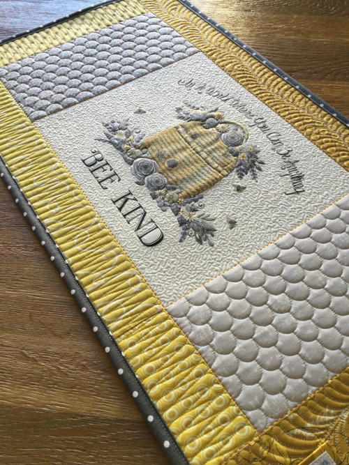BEE KIND no. 6 / běhoun na stůl — foto 1