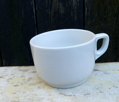 Bílá káva...porcelánový hrnek, loket
