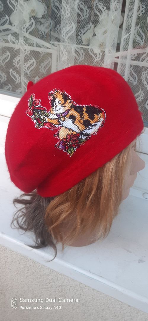 Červený baret s ruční výšivkou