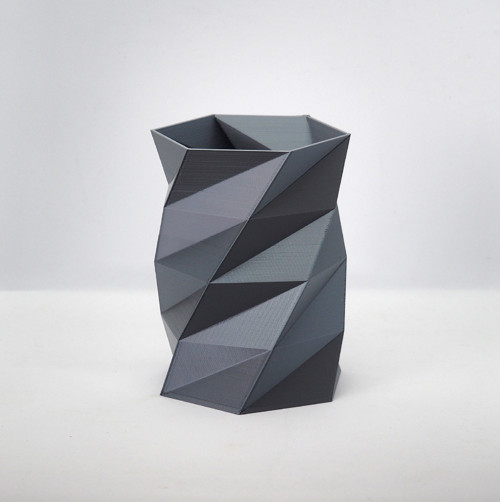 Malá váza s lowpoly vzorem a metalickým efektem