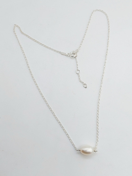 Stříbrný řetízek s výběrovou bílou perlou chocker