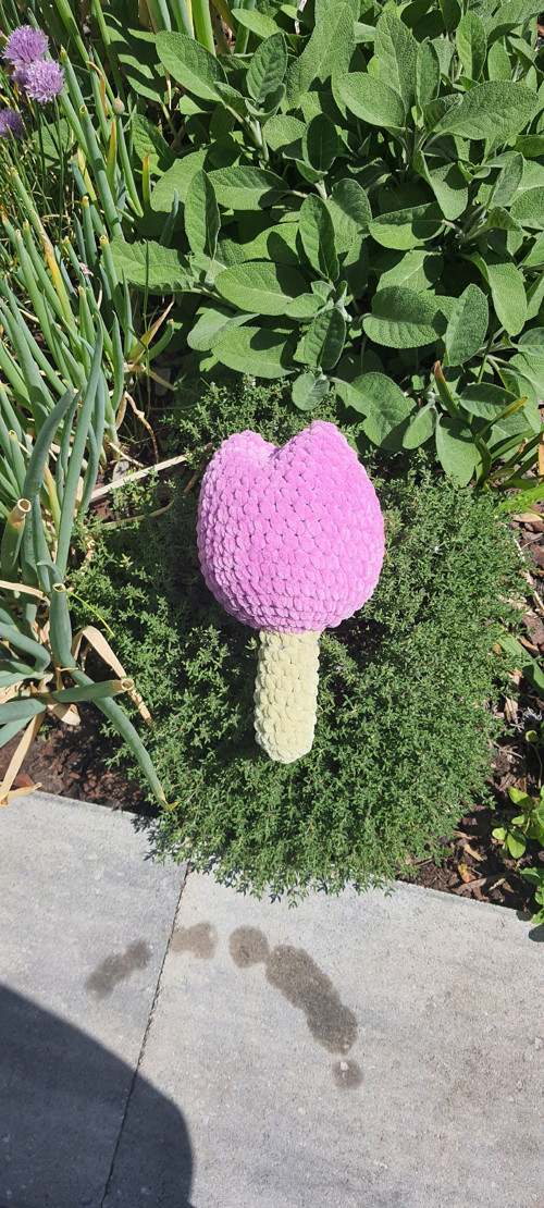 Háčkovaný tulipán fialový, 23 cm, squshi