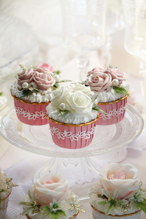 Faux cupcake se šlehačkou a růžičkami — foto 1