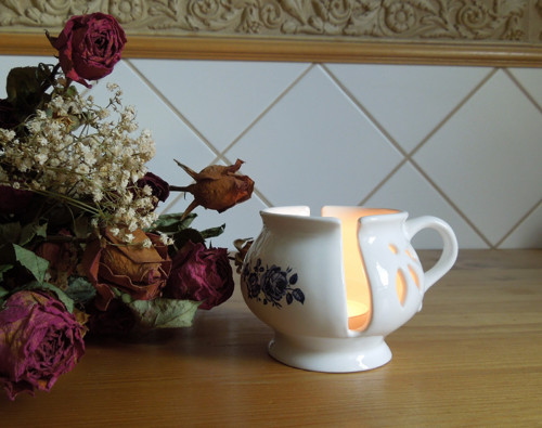 Porcelánový svícen s modrými růžičkami