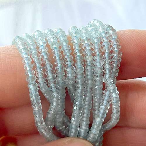 Akvamarín broušený rondelky - celý návlek /cca 3mm