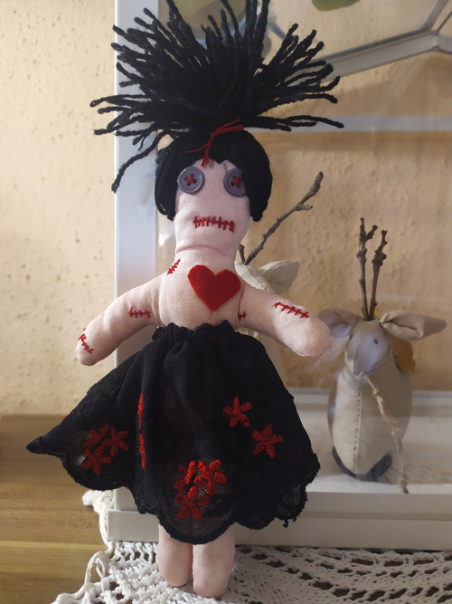 Woodoo Black Fifi