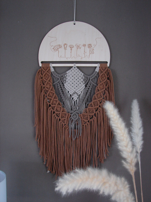 MACRAME dekorace na dřevěném výřezu - Květiny — foto 1