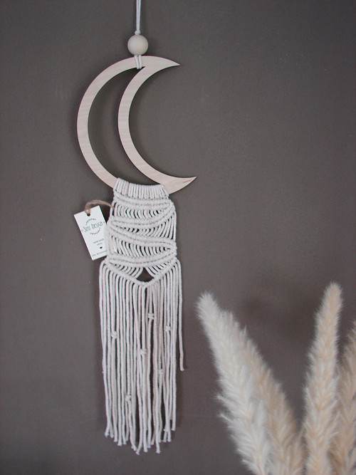 MACRAME dekorace na dřevěném výřezu - Měsíc