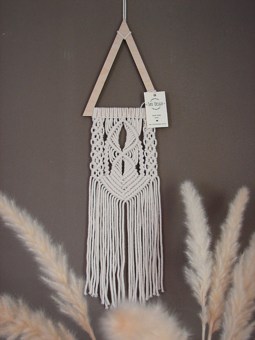 MACRAME dekorace na dřevěném výřezu - Trojúhelník